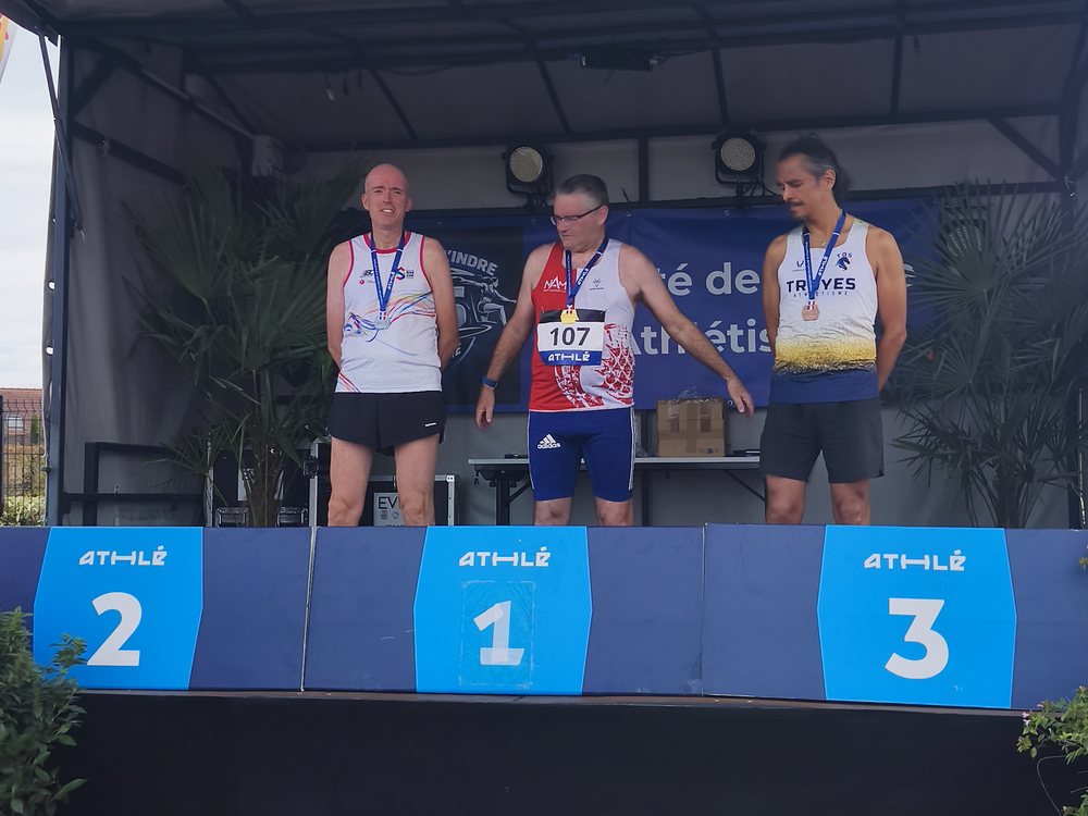 David Durand Pichard sur la plus haute marche du podium M50 du 5 000 m marche, championnats de France masters, Châteauroux 2026