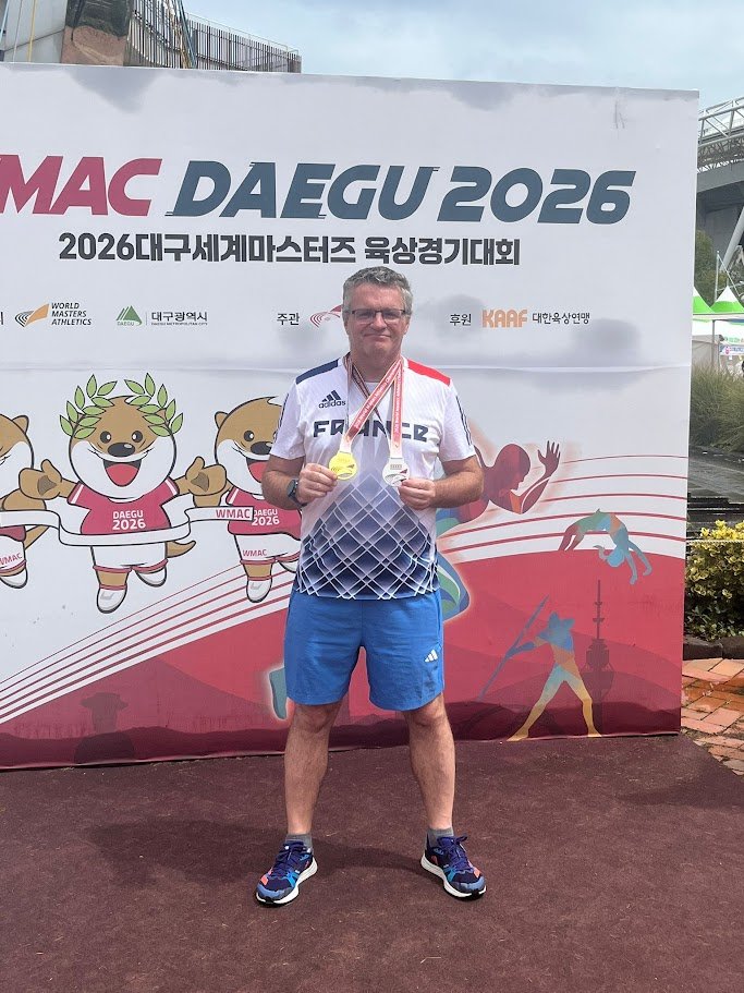 David Durand Pichard avec ses médailles d'or et d'argent par équipe aux championnats du monde masters de Daegu 2026